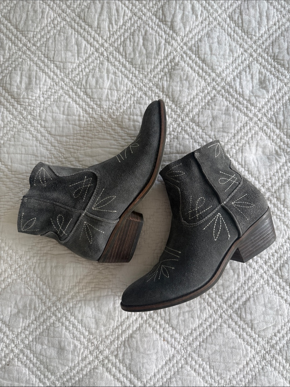 Lucky Brand LK-FLORINIAH Gray Suede Western Ankle Boots US7 Contrast Stitching - Picture 3 of 12